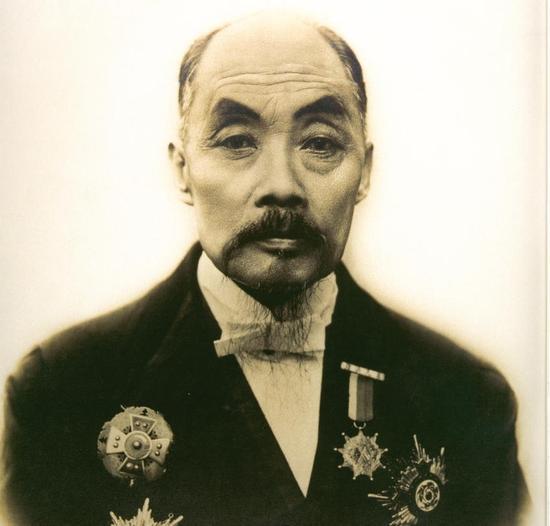 彼时,正是中国民族危机最严重的时候,张謇从1895年开始募股集资,费时